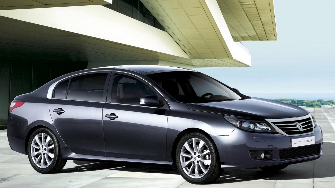 современный седан Renault-Latitude