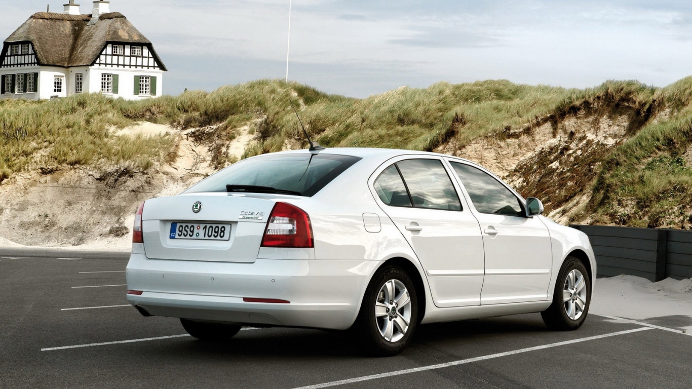 Skoda Octavia на парковке