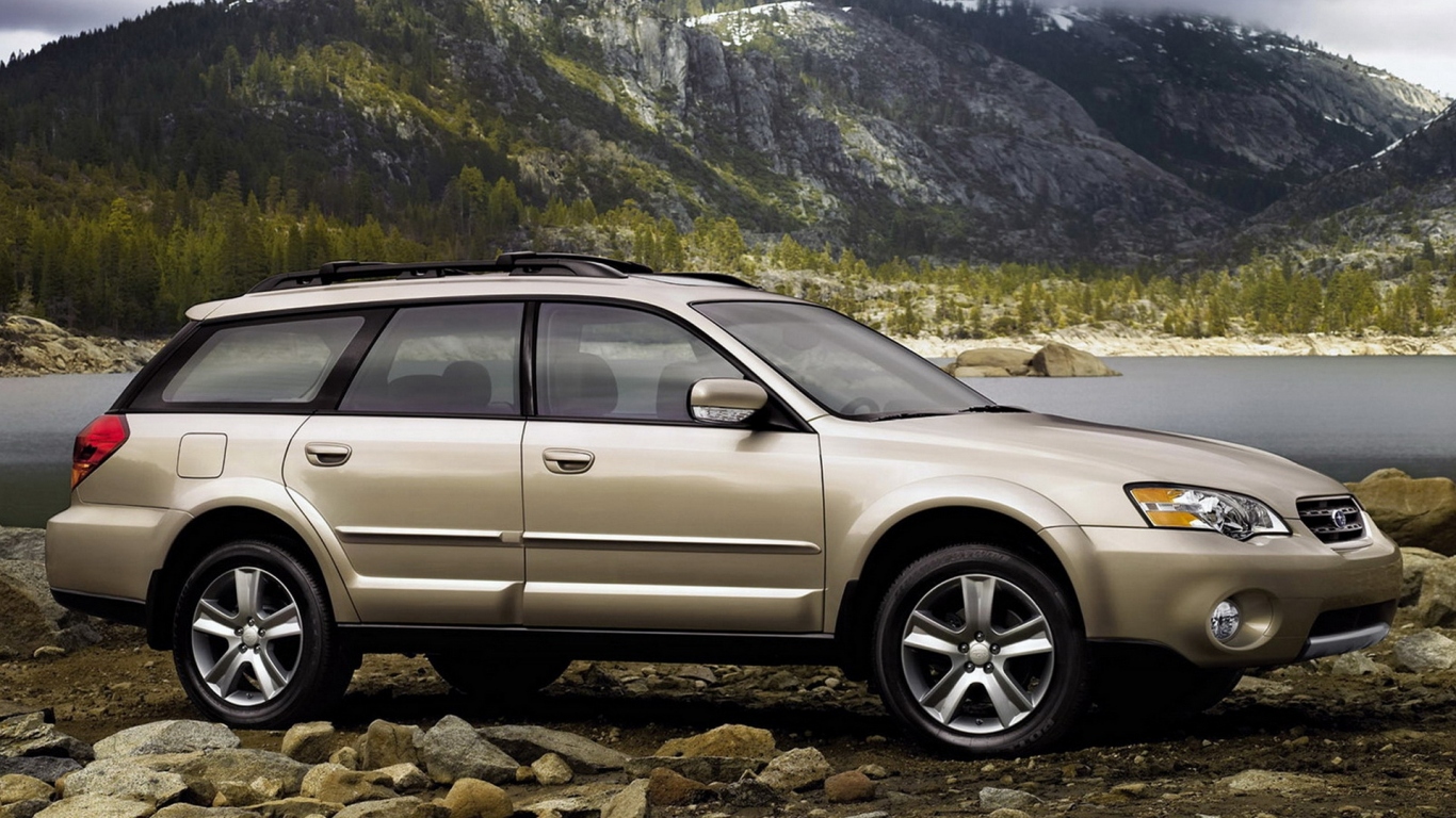 Subaru Outback около реки
