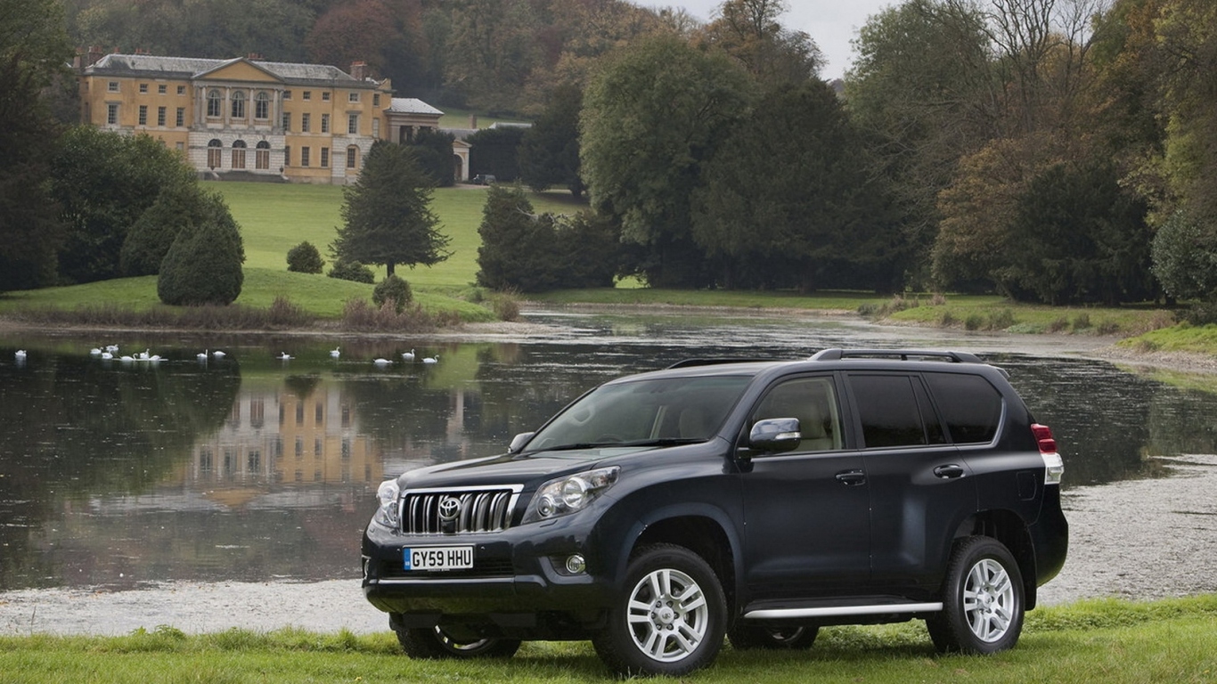 Тойота Ленд Крузер в саду