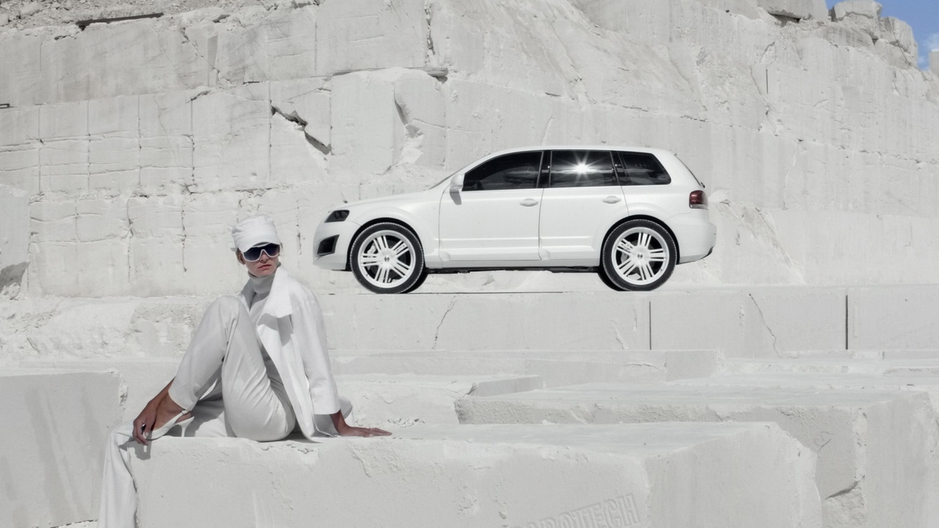 Parotech Sony Volkswagen Touareg среди каменных утесов