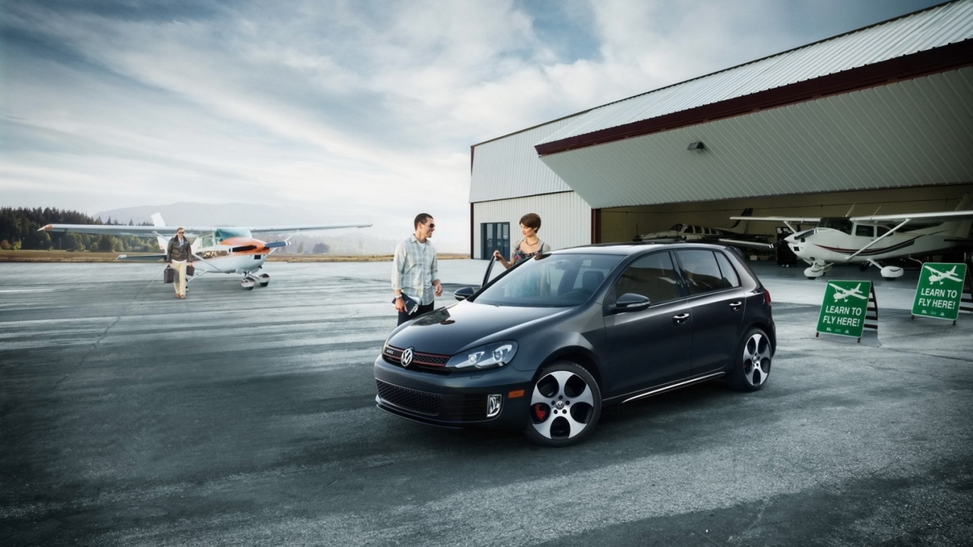 Волксваген Гольф на аэродроме