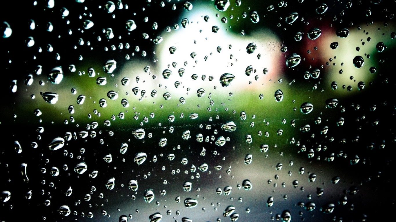 Дождевые капли на стекле