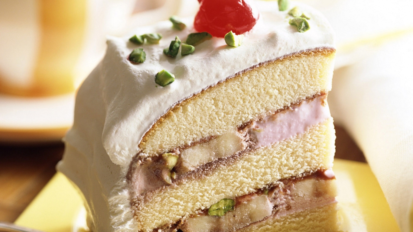 Кусочек торта с вишенкой