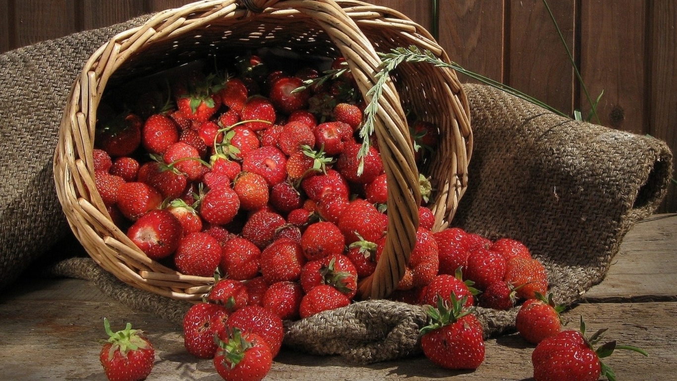 Корзинка клубники