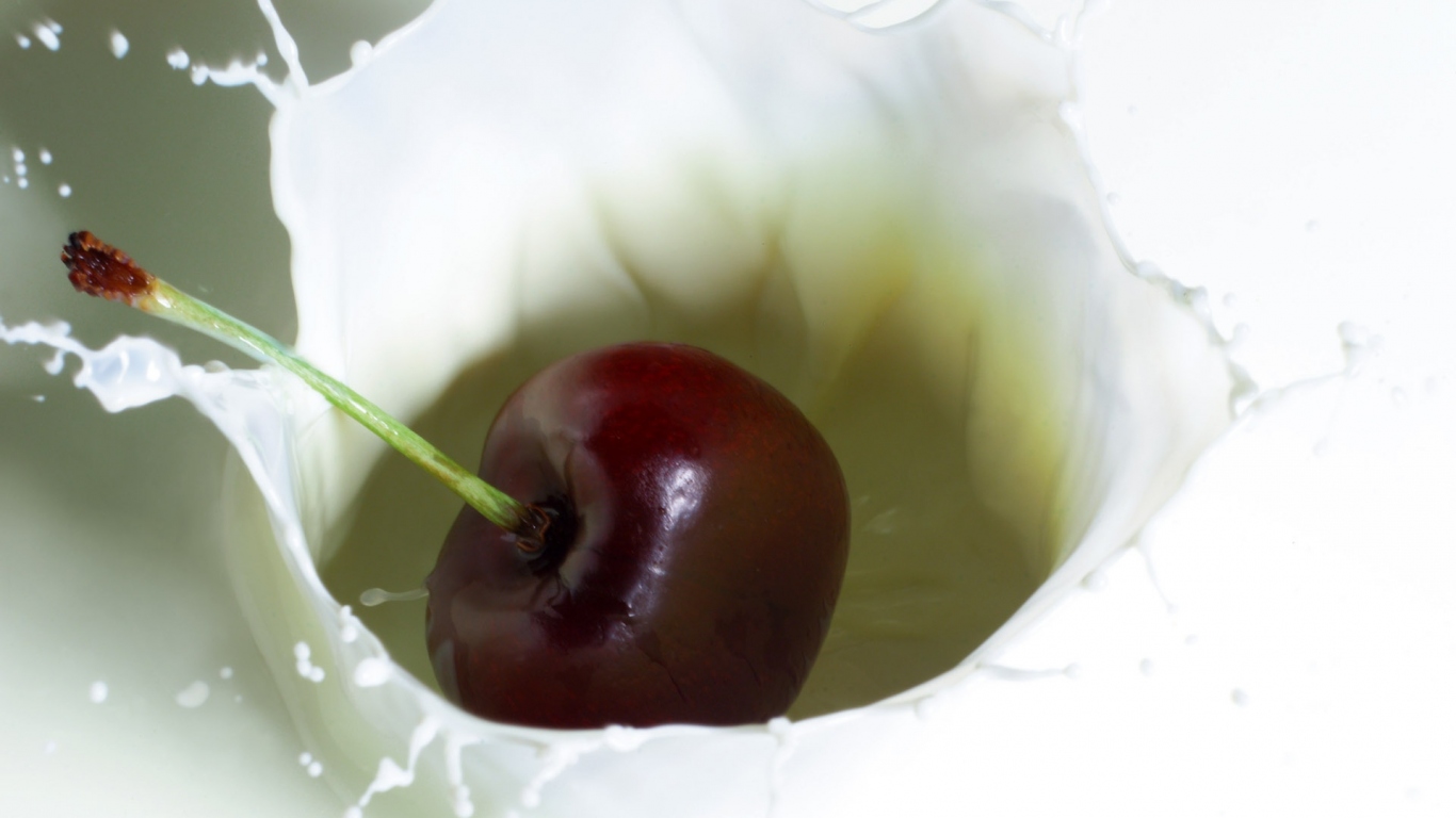 Вишня и молоко