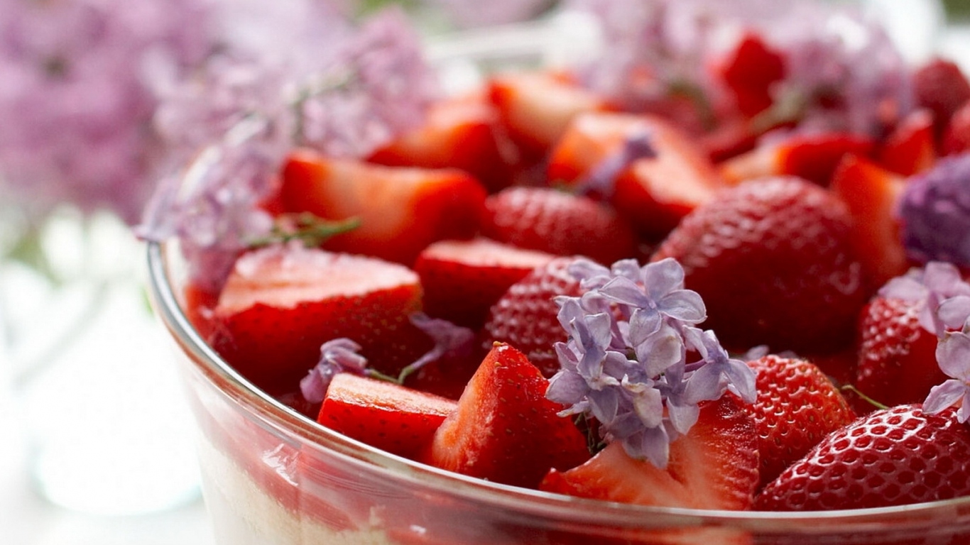 Клубника и сирень