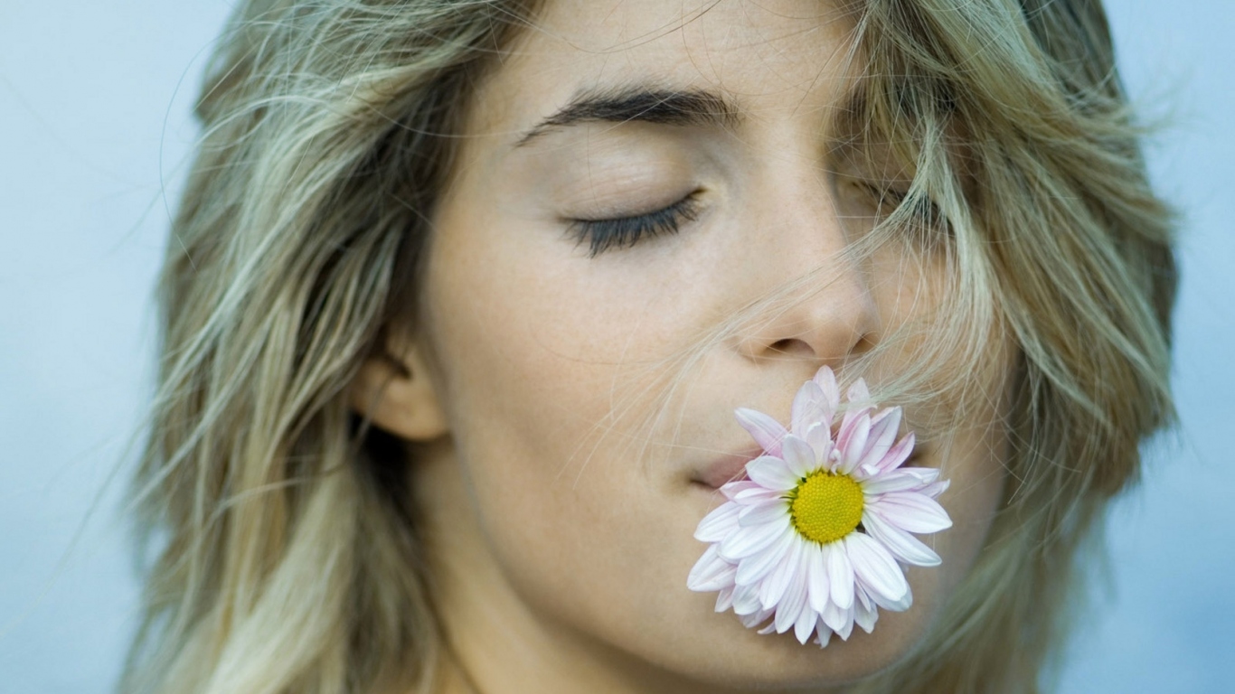 Девушка с цветком во рту