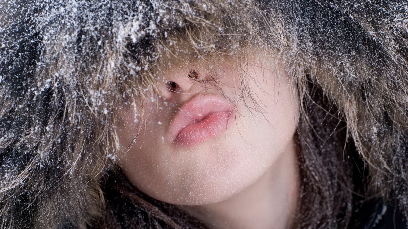 Девушка в капюшоне