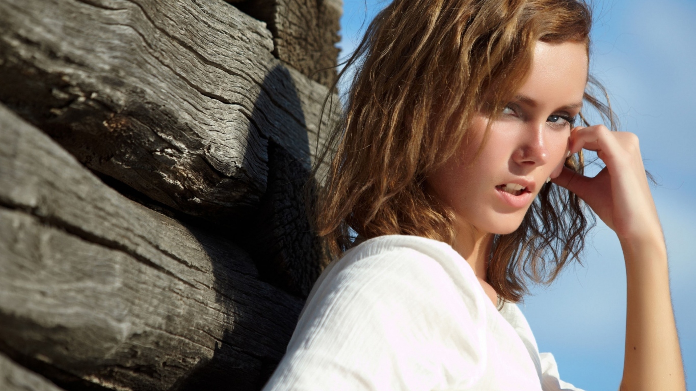 Девушка около сруба