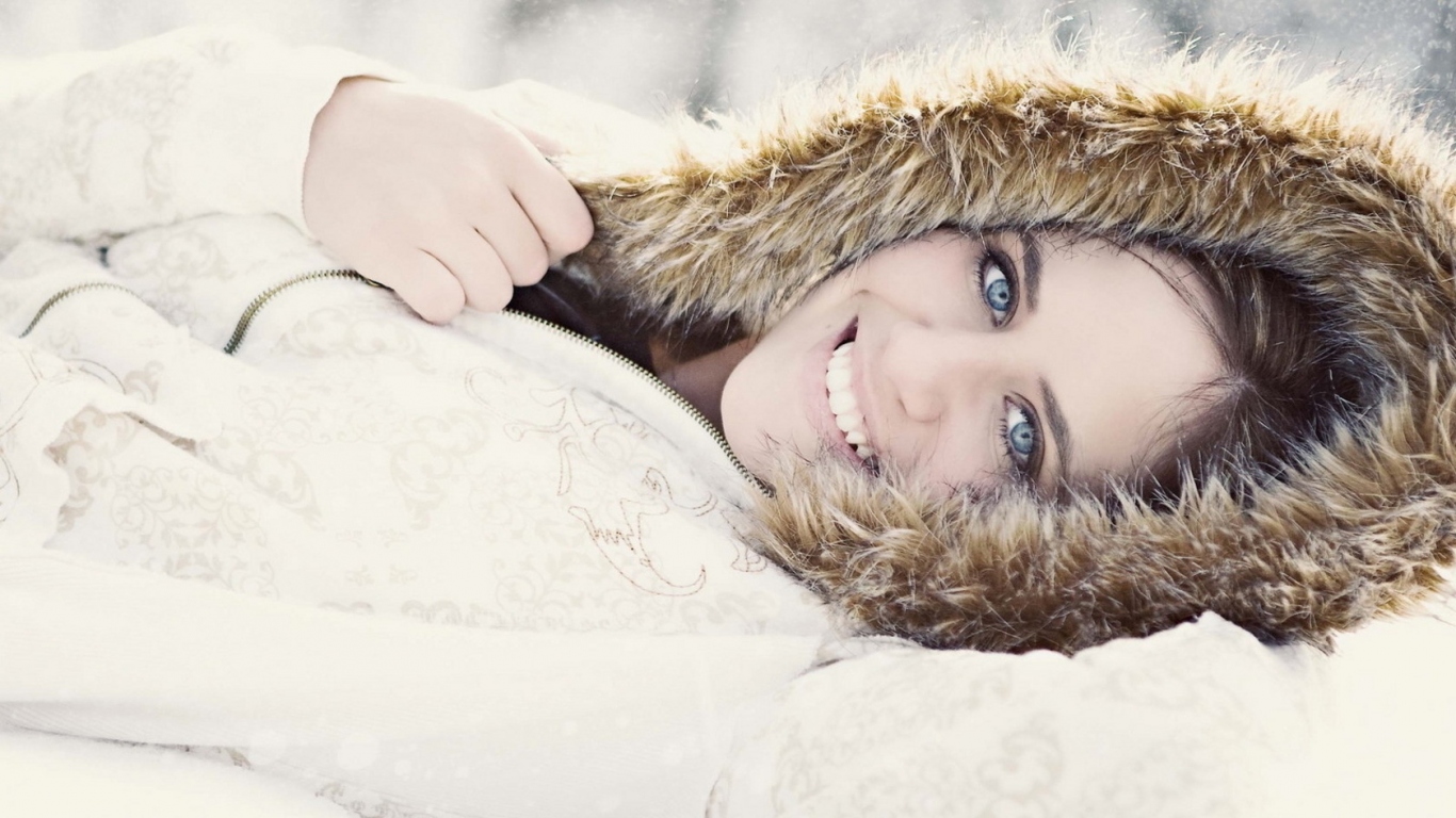 Девушка на снегу