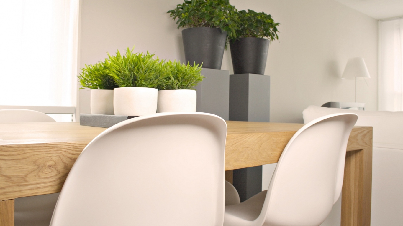 Стол в гостиной