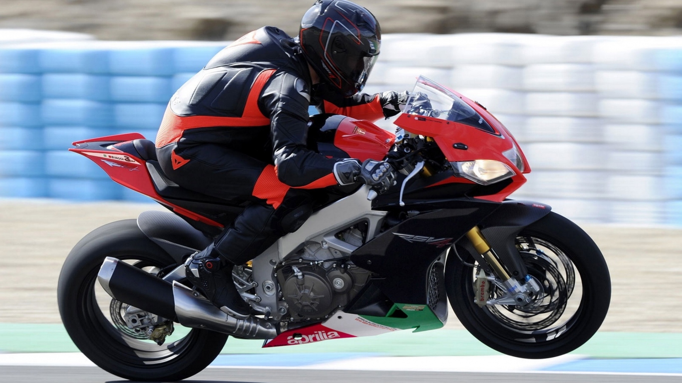 Априлия RSV4 R на соревновании