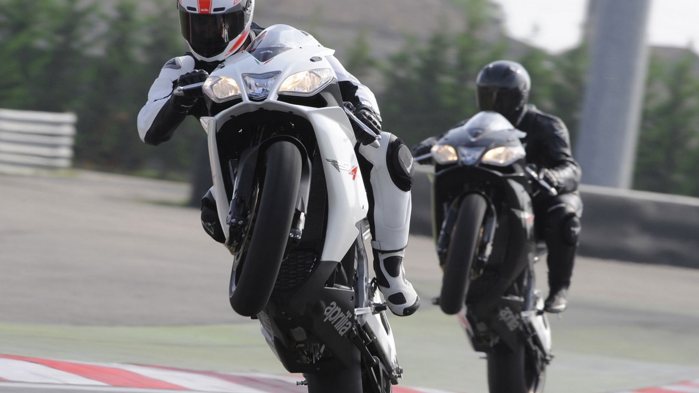 Априлиа RSV4 R на задних колесах