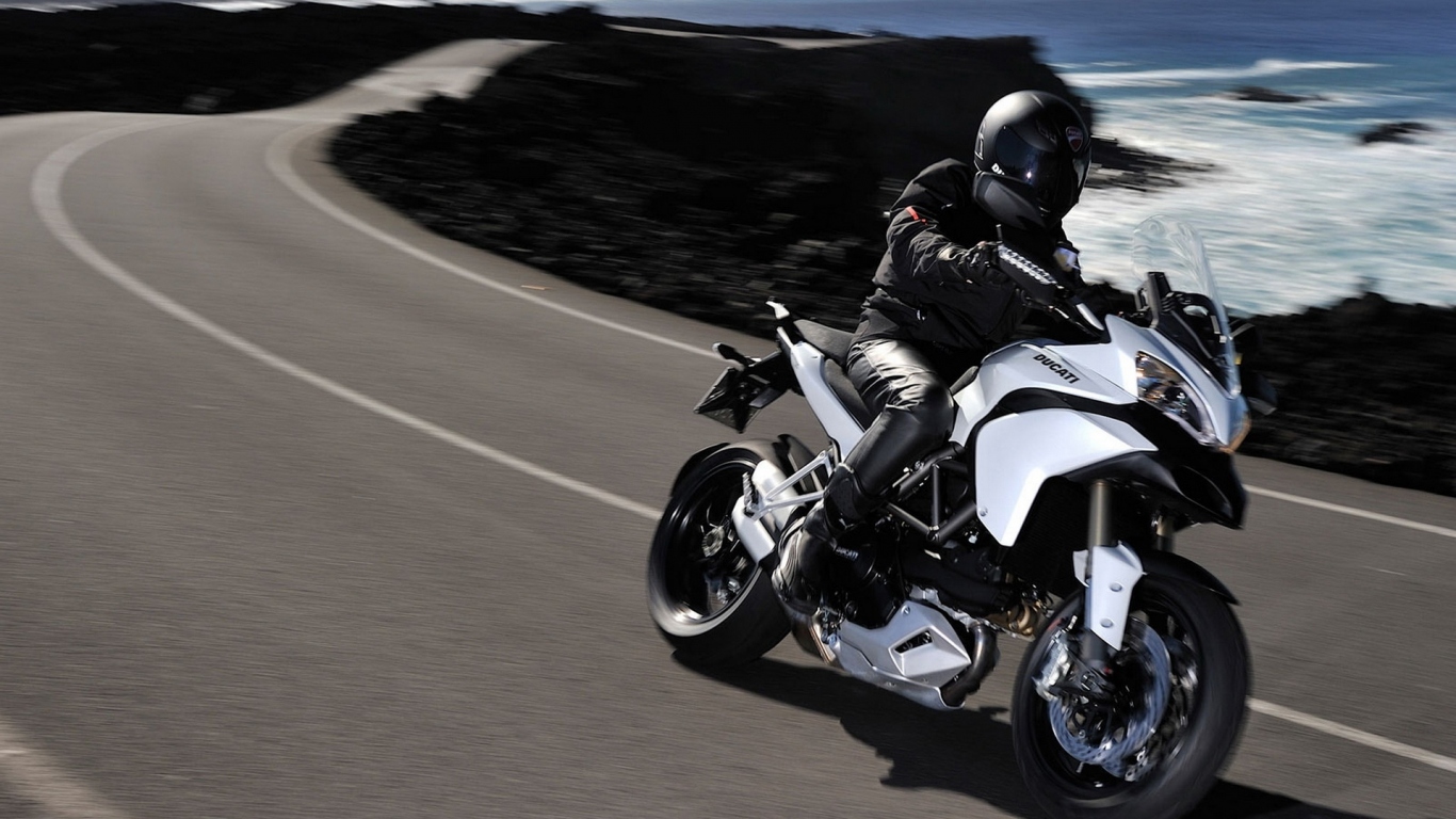 Дукати Мултистрада 1200С движение вдоль побережья