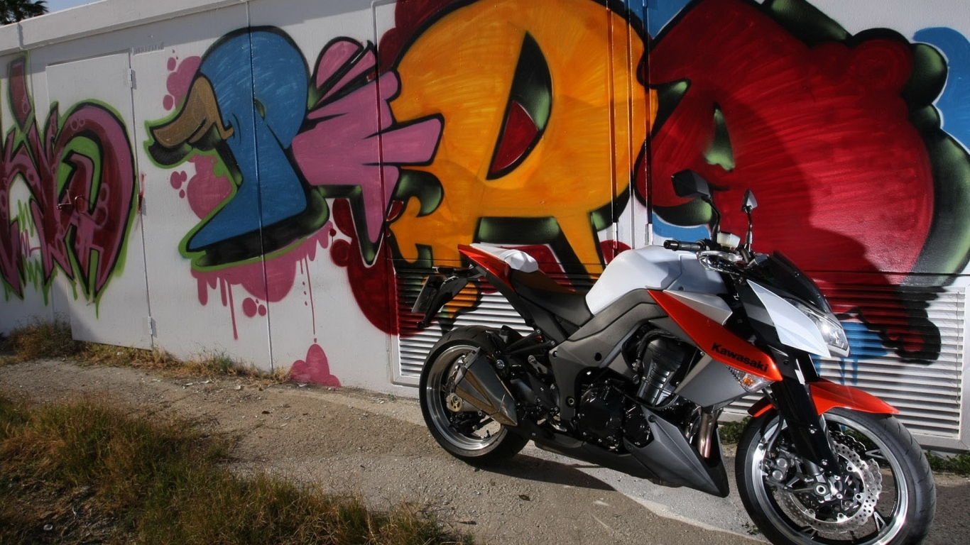 Кавасаки Z 1000 возле стены