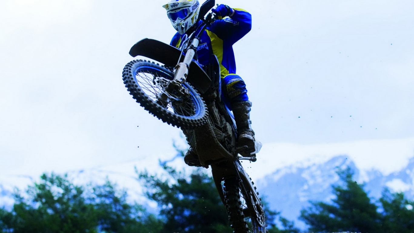 Хьюзаберг FX450 в прыжке