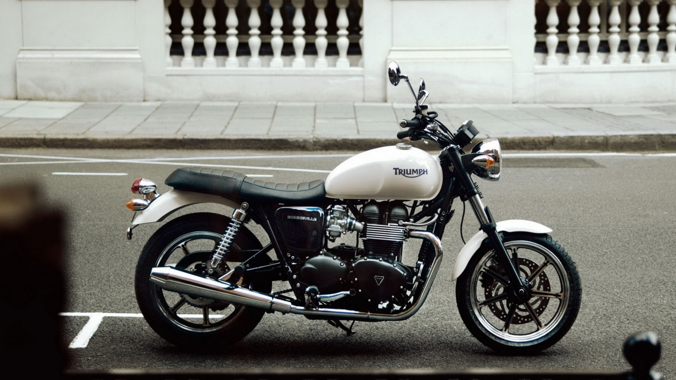 Триумф Бонневелле на улицах города