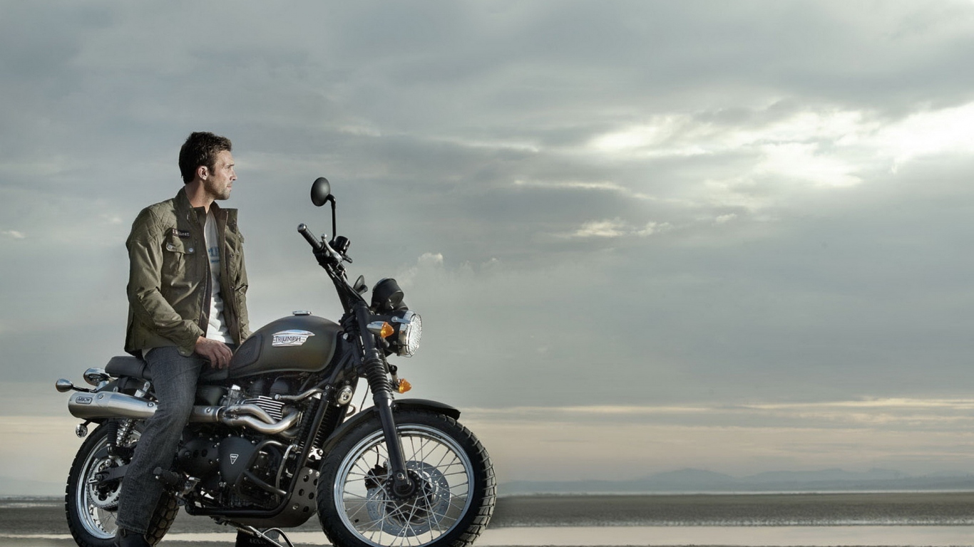 Триумф Скрамбер на побережье