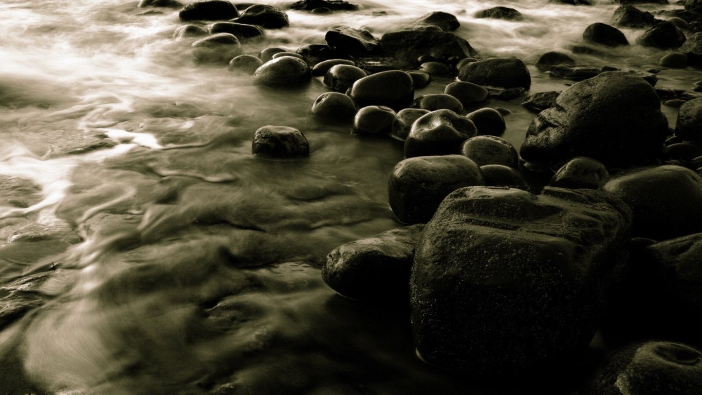 Черные валуны