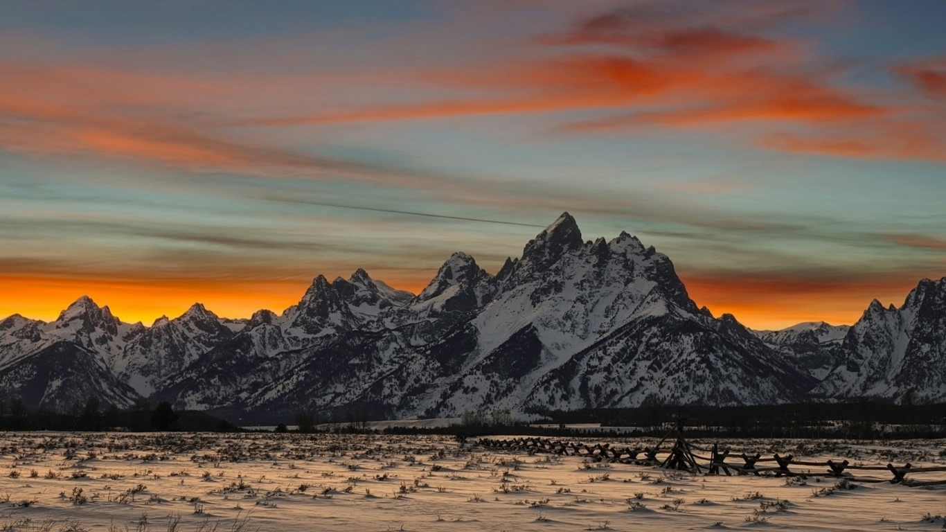 Горный хребет на закате