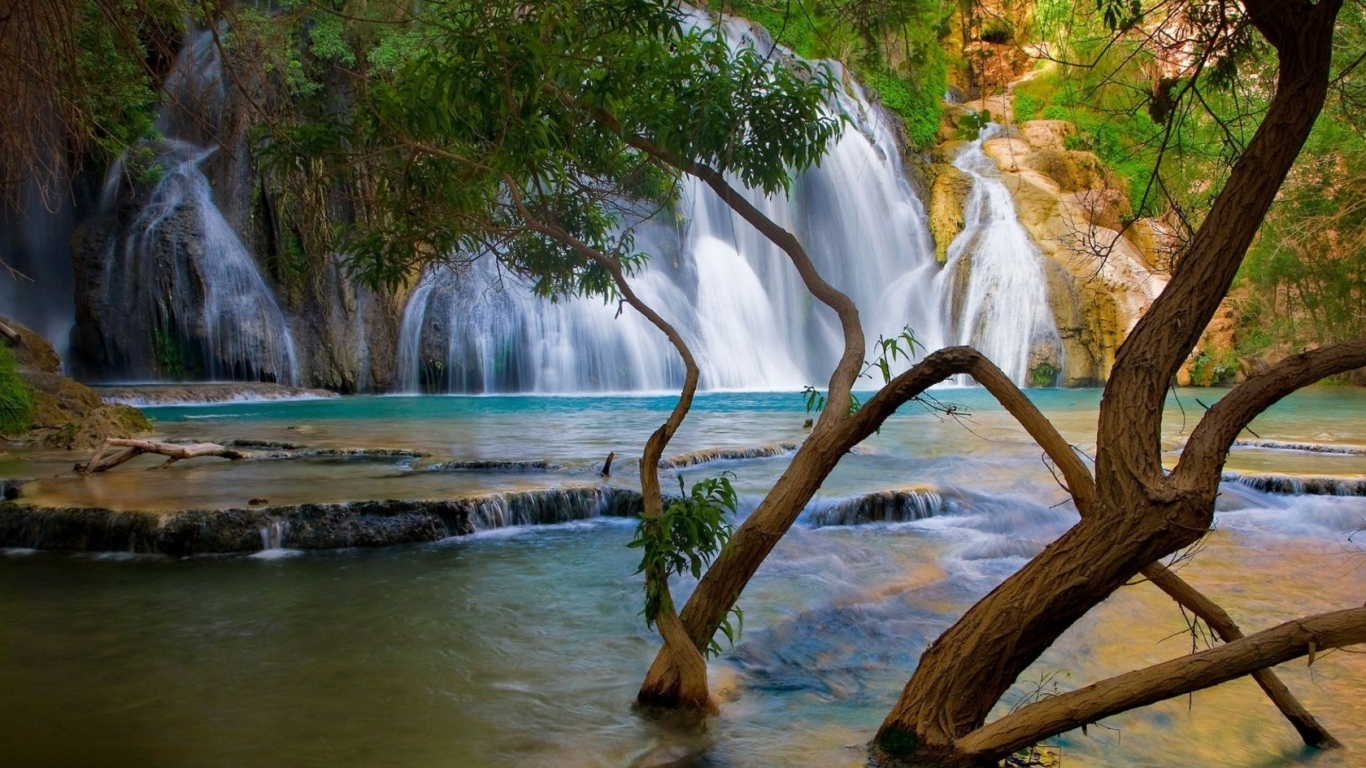 У подножия водопада