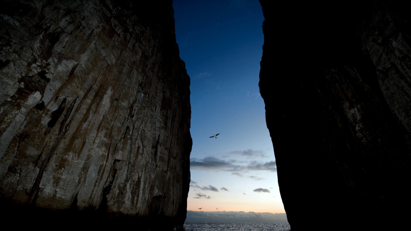 Скалы и море