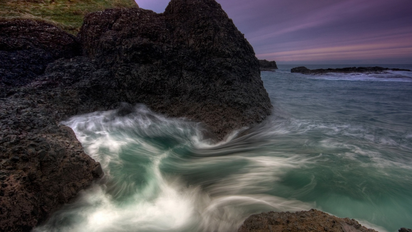 Камни на берегу