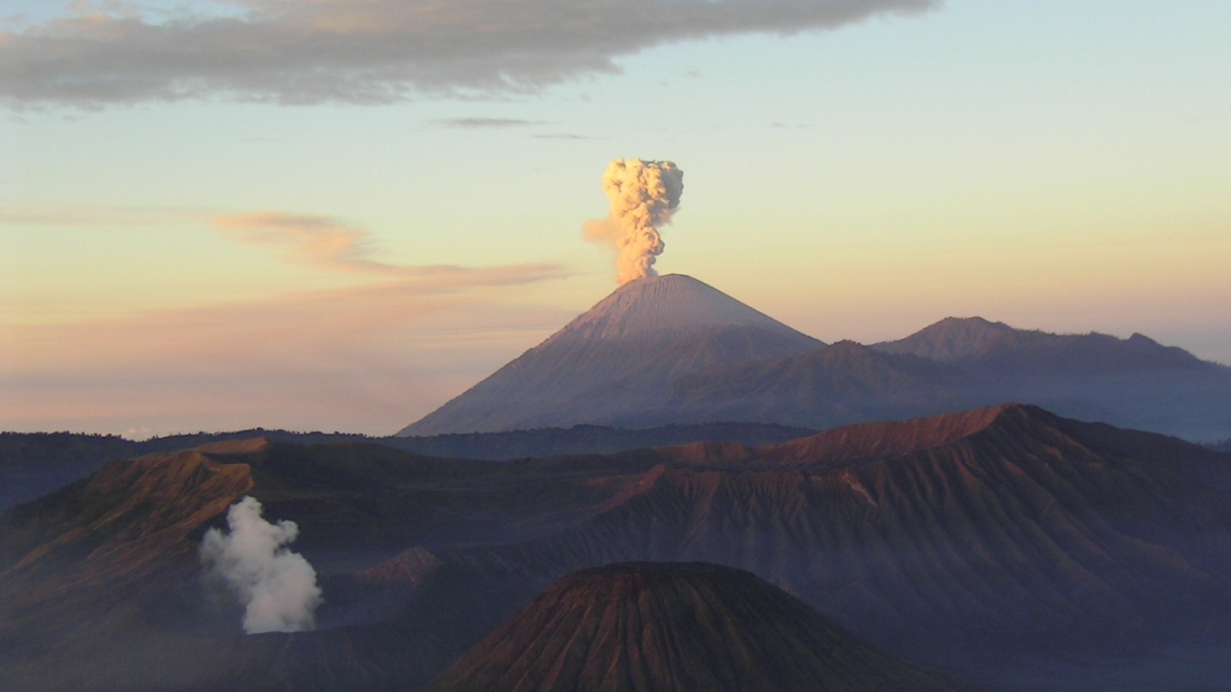 Вулкан Махамеру, Индонезия