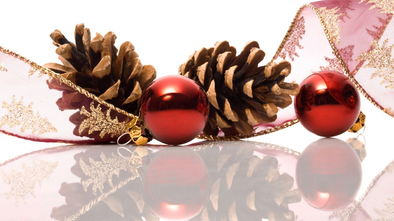 Стеклянные шары и шишки