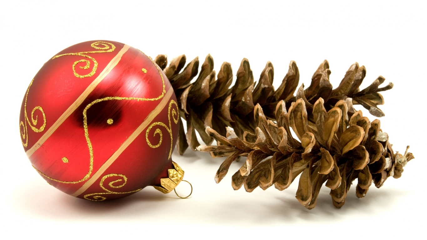 Шишки и елочные игрушки