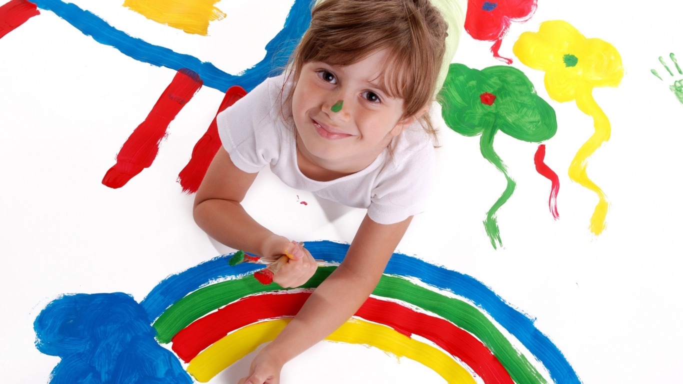 Маленькая девочка и радуга