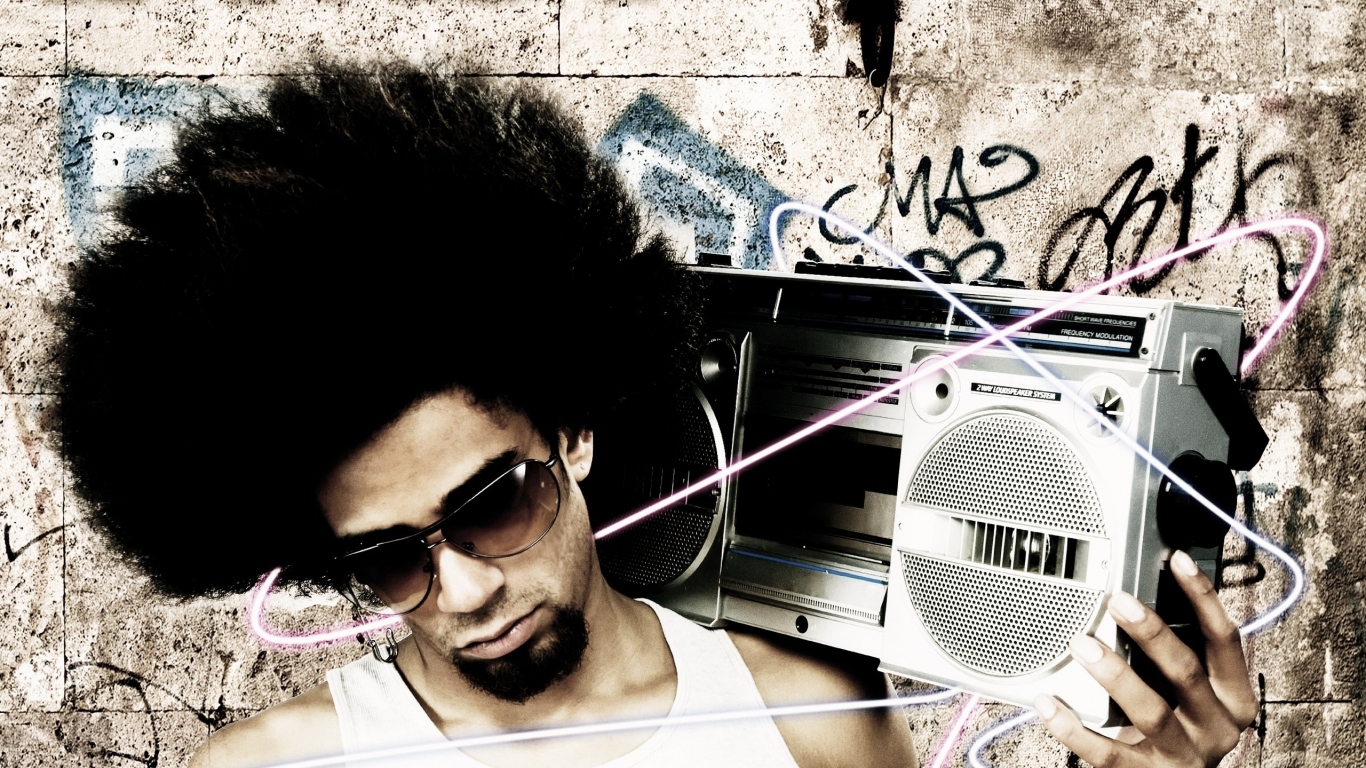 Парень с магнитофоном