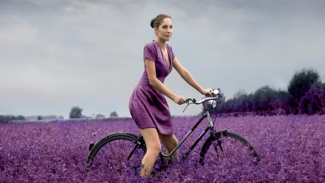 В поле на велосипеде