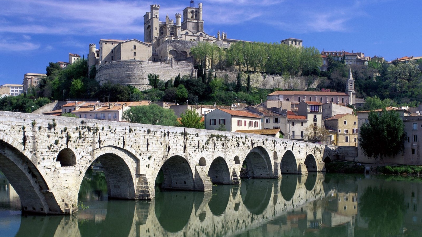 Замок на вершине холма