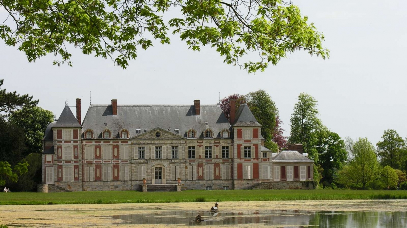 Замок на берегу озера