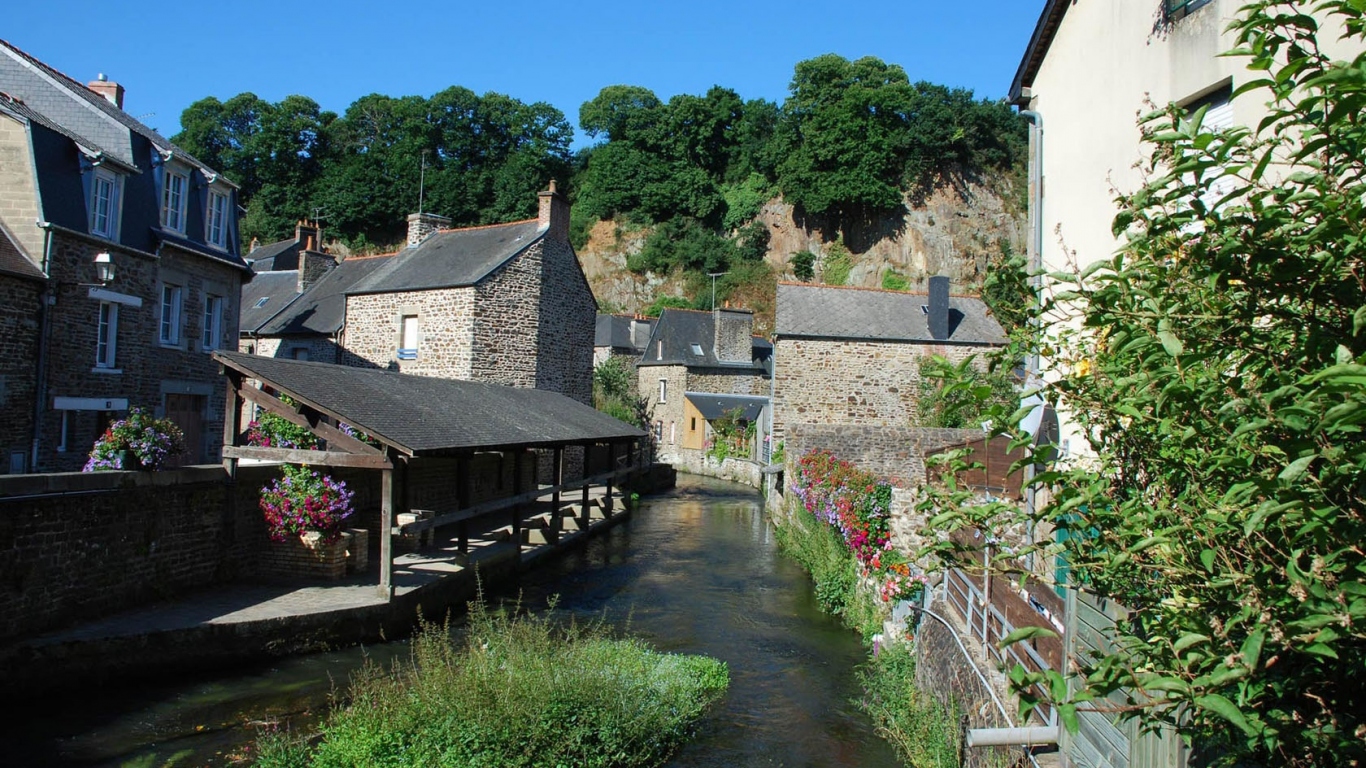 Ручей в деревне