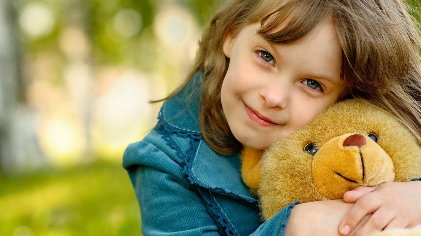 Девочка с мишкой