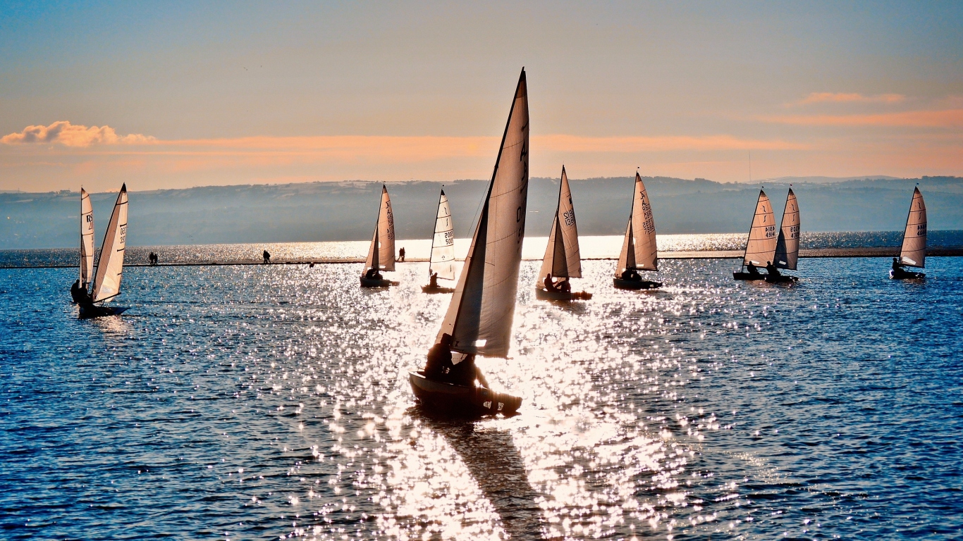 Парусники в море