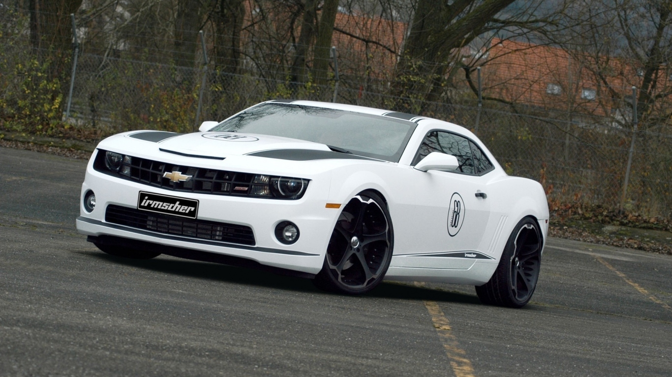 белый Chevrolet-Camaro