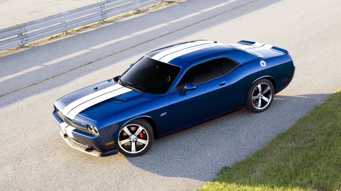 Dodge Challenger синий
