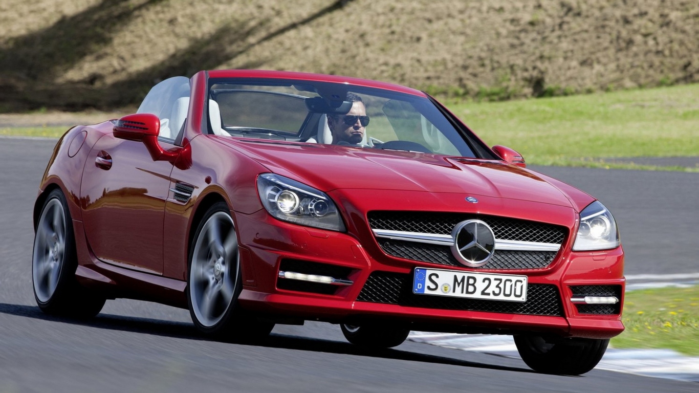 красный Mercedes-Benz