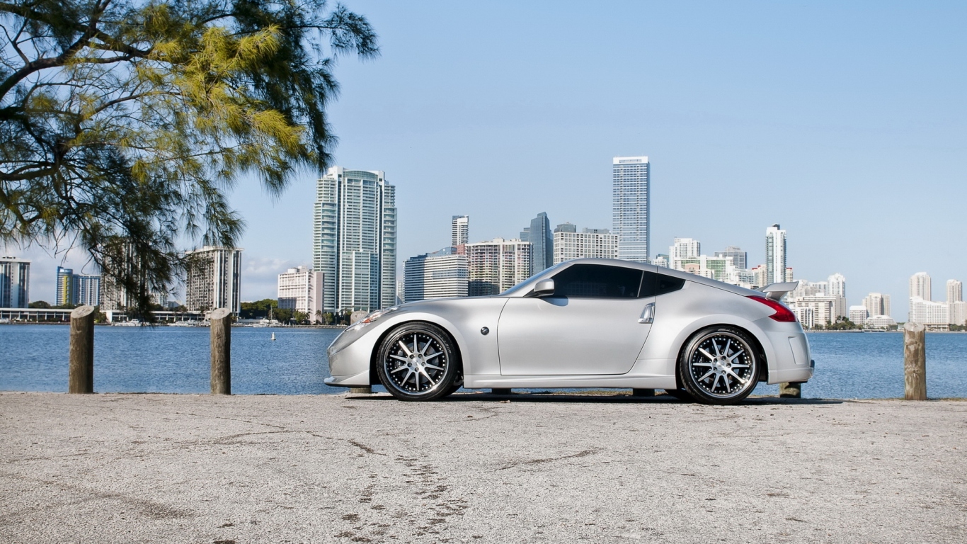 спортивный Nissan 370z