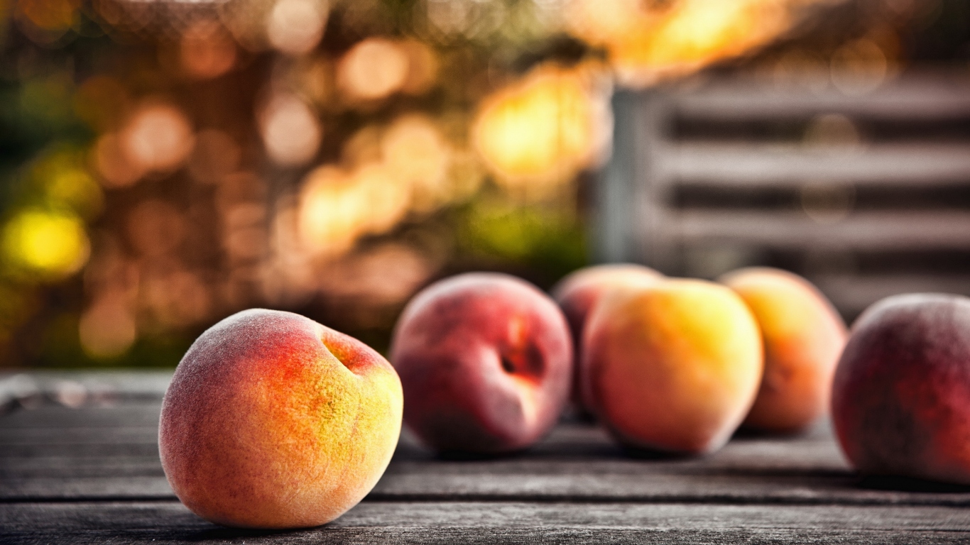 Разбросанные персики