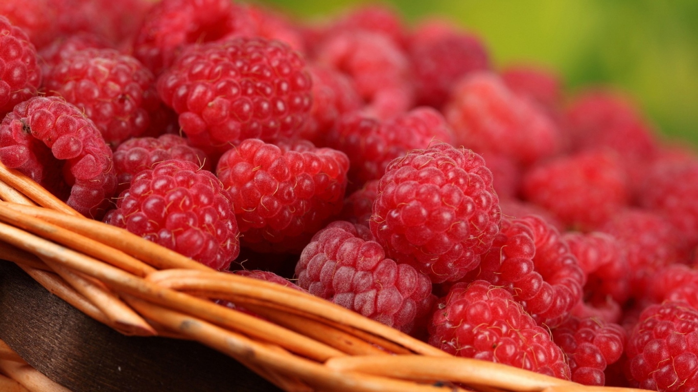 Сладкая малина в корзине