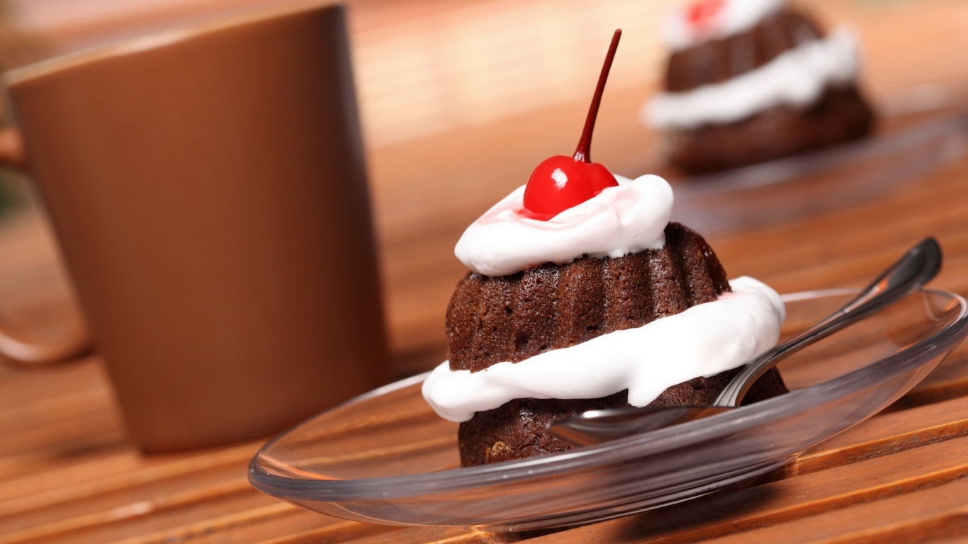 Пирожное с вишней