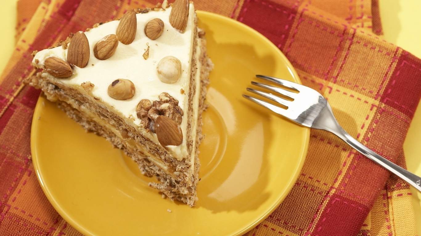 Кусочек тортика с орехами