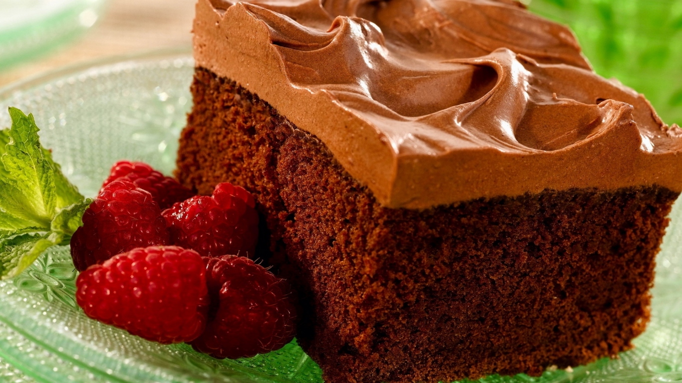 Бисквитный торт с малиной