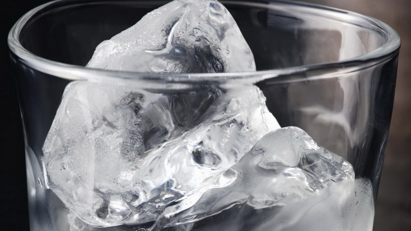 Стакан со льдом