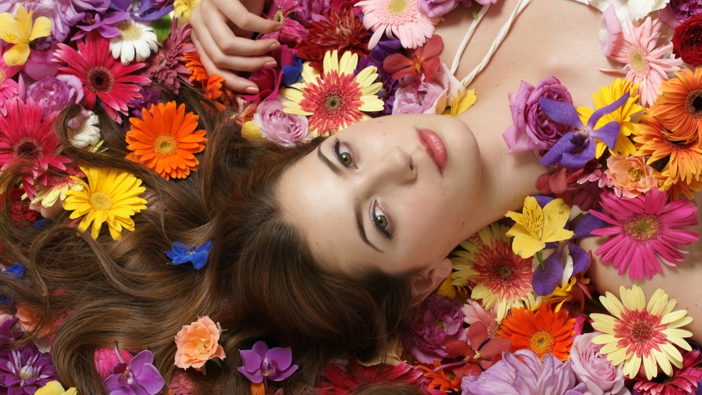 Девушка среди цветов